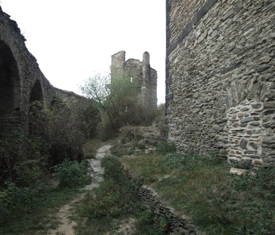 Fußweg in den Innenbereixh der Burg, © VG Pellenz/Manea