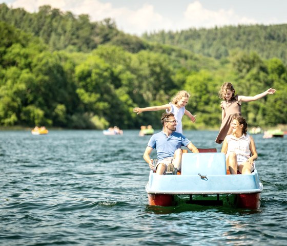 Spaß mit dem Tretboot am Laacher See, © Eifel Tourismus GmbH, Dominik Ketz