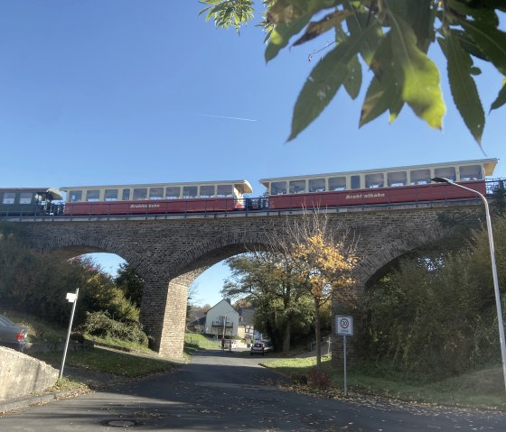 Viadukt Oberzissen mit Vulkan-Express, © Christof Bürger