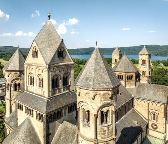 Maria Laach klooster met meer op de achtergrond, © Eifeltourismus GmbH, Dominik Ketz