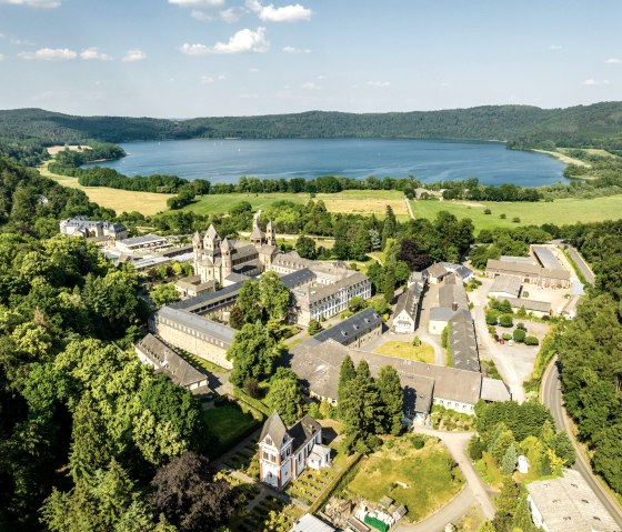 Laach meer met klooster, © Eifel Tourismus GmbH, Dominik Ketz