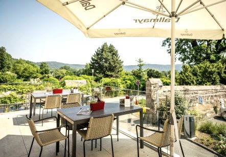 Klostergaststätte Maria Laach, Terrasse, © Eifel Tourismus GmbH, Dominik Ketz