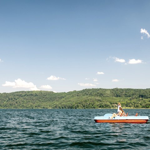 Tretboot am Laacher See ausleihen, © Eifel Tourismus GmbH, Dominik Ketz