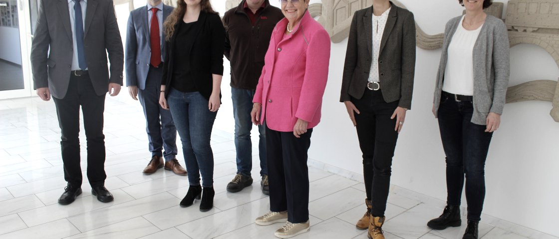 Von links: Bürgermeister Johannes Bell, Philipp Lohse (Maria Laach), Christina Münk, Norbert Nett (Landgasthof Zum Bockshahn), Elke Dahm (Neuer Maarhof), Sarah Stein und Heike Werf (Zweckverband Ferienregion Laacher See).  , © Vulkanregion Laacher See