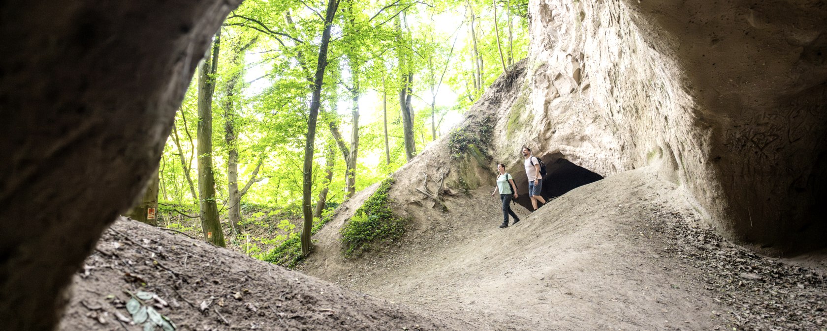 Beeindruckende Trasshöhlen am Traumpfad Höhlen- und Schluchtensteig, © Eifel Tourismus GmbH, Dominik Ketz