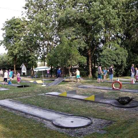 Belebter Minigolfplatz im Sommer - Hotel HANSA, © Rüber