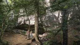 Wandern in der Wolfsschlucht, © Kappest/Vulkanregion Laacher See