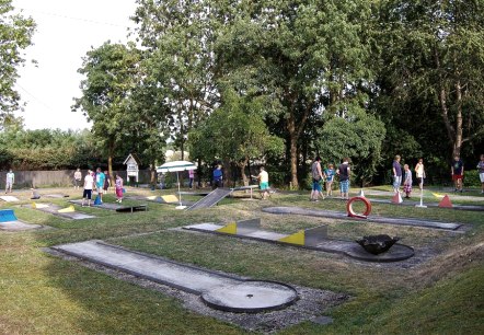 Belebter Minigolfplatz im Sommer - Hotel HANSA, © Rüber