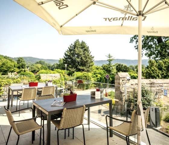 Klostergaststätte Maria Laach, Terrasse, © Eifel Tourismus GmbH, Dominik Ketz