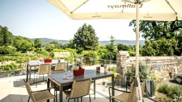 Klostergaststätte Maria Laach, Terrasse, © Eifel Tourismus GmbH, Dominik Ketz