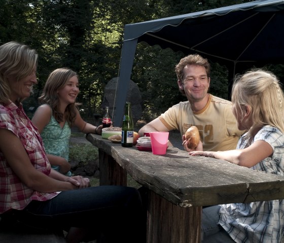 Picknick im Steinerlebnisgarten an der Nette, © Kappest/Vulkanpark GmbH