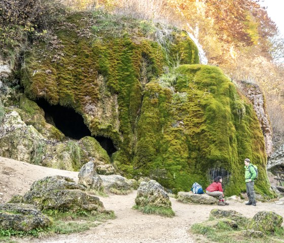 Rast am beeindruckenden Nohner Wasserfall am Eifelsteig, © Eifel Tourismus GmbH, D. Ketz