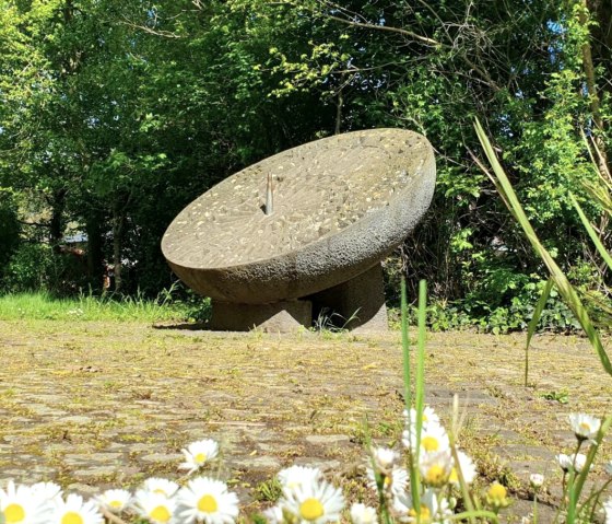 Zonnewijzer bij de vijver, © VG Mendig/U.Niederelz