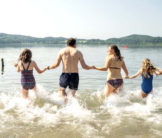 Zwemmen op de camping, © Eifeltourismus GmbH, Dominik Ketz