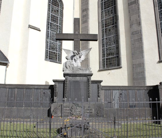 Kreuz vor St. Dionysius, © VG Pellenz/Chagas da Silva