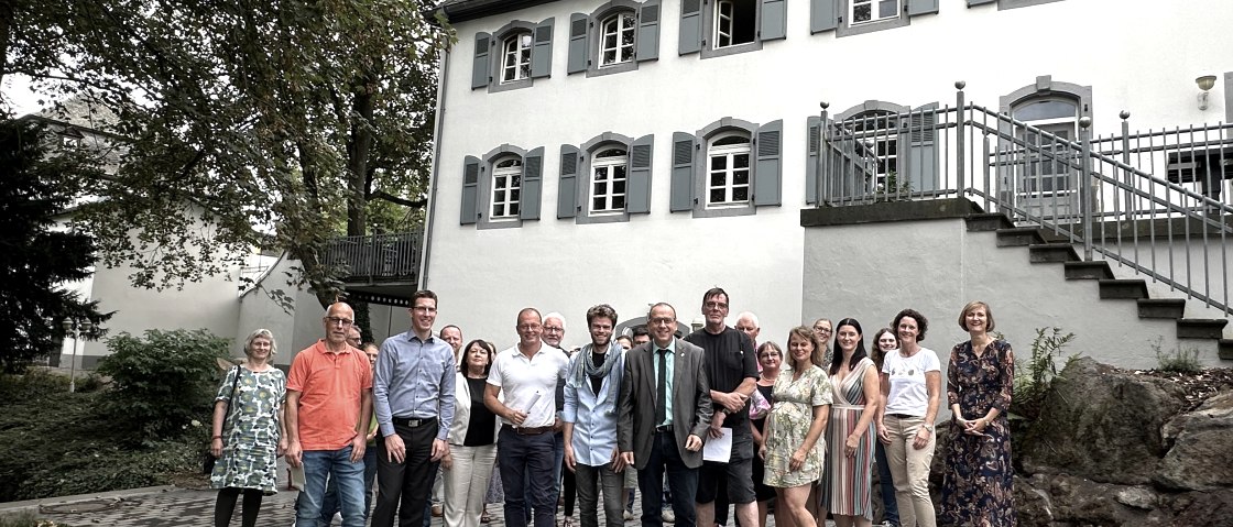 Die Jahreshauptversammlung des Tourismusverbandes Ferienregion Maria Laach fand im Gästehaus im Schlosspark in Saffig statt. Foto: Stefan Pauly/VG-Verwaltung Mendig  , © VG Mendig, S. Pauly