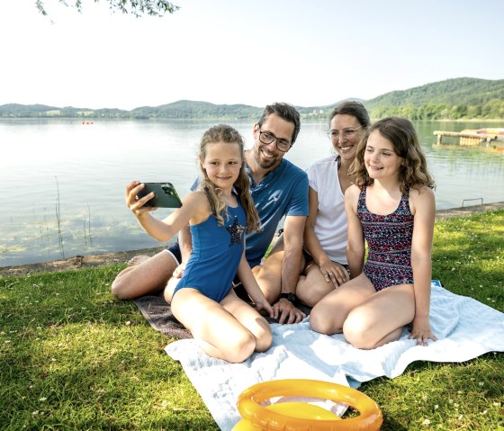 Picknicken op het strand bij camping Laacher Se, © Eifeltourismus GmbH, Dominik Ketz