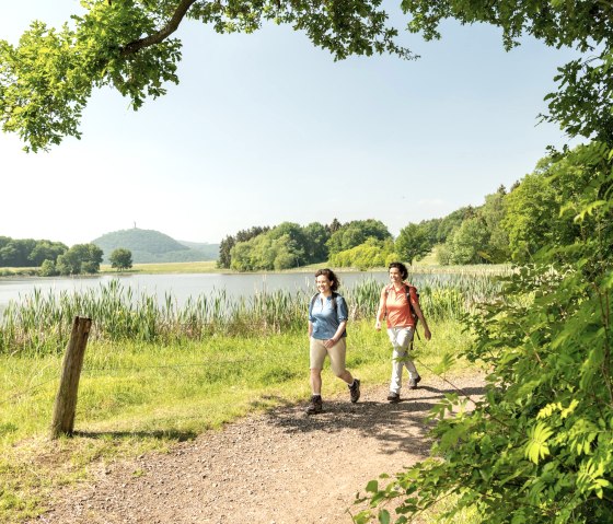 Wanderer am Rodder Maar, © Eifel Tourismus GmbH/Dominik Ketz