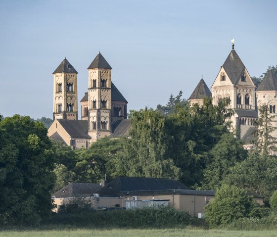 Blick auf die Abteikirche, © Kappest/Vulkanregion Laacher See