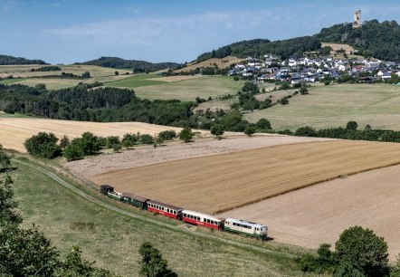 Der Vulkan-Expreß erschließt die Vulkanregion Laacher See - im Sommer sogar mit einem Cabriowagen. Kombinationen z.B. mit Burg Olbrück (Hintergrund) versprechen einen schönen Ausflug, © Albert Lehmann