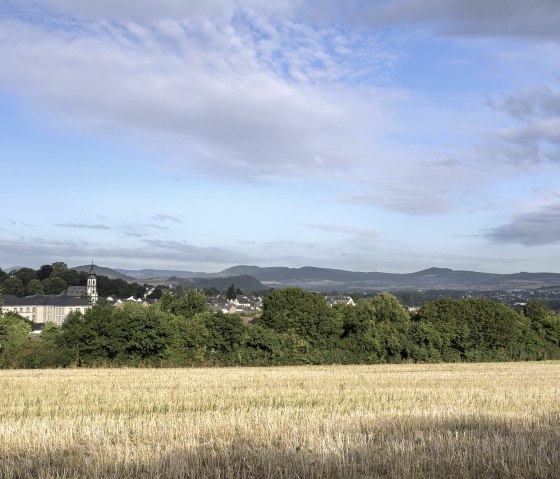 Blick auf Saffig mit Barockkirche, © VG Pellenz/Klaus Peter Kappest