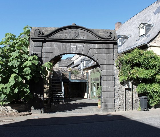 Burgtor Nickenich im Sommer, © VG Pellenz/Manea