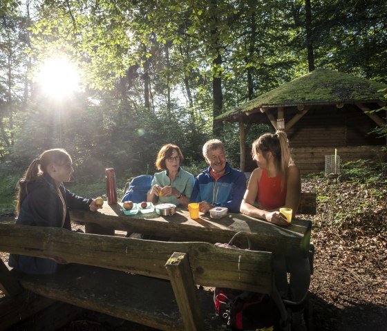 Rast an der Mendiger Römerreich Moosdachhütte, © Kappest_REMET