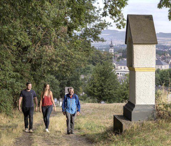 Kreuzberg mit Wanderer, © Kappest/VG Pellenz