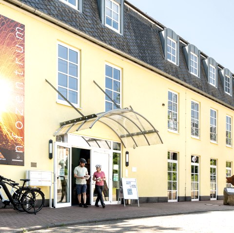 Vulkanpark-Infozentrum mit Besuchern, © Eifel Tourismus GmbH, Dominik Ketz