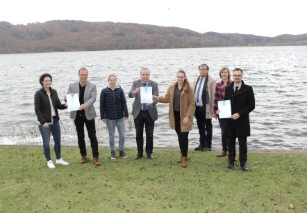 Freuen sich über die Auszeichnung zum Lieblingssee in RLP 2021, Bürgermeister und Mitarbeiter des Zweckverbandes Ferienregion Laacher See, Kloster und Campingplatz Maria Laach, © Vulkanregion Laacher See