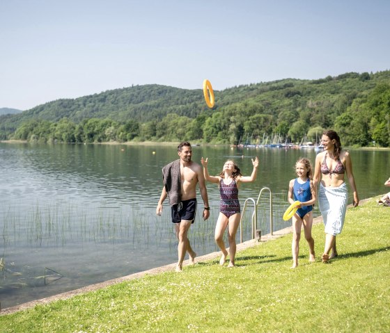 Schwimmen am Campingplatz, © Eifel Tourismus GmbH, Dominik Ketz