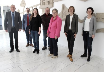 Von links: Bürgermeister Johannes Bell, Philipp Lohse (Maria Laach), Christina Münk, Norbert Nett (Landgasthof Zum Bockshahn), Elke Dahm (Neuer Maarhof), Sarah Stein und Heike Werf (Zweckverband Ferienregion Laacher See).  , © Vulkanregion Laacher See