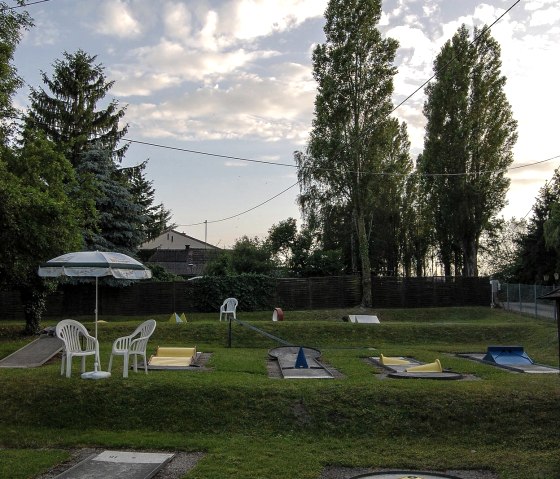 Soleil couchant sur le terrain de minigolf de l'hôtel HANSA, © Rüber