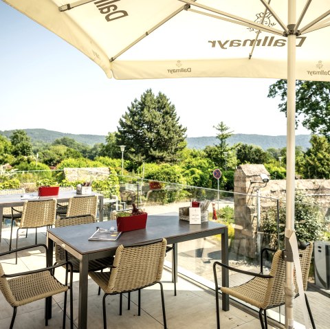 Klostergaststätte Maria Laach, Terrasse, © Eifel Tourismus GmbH, Dominik Ketz