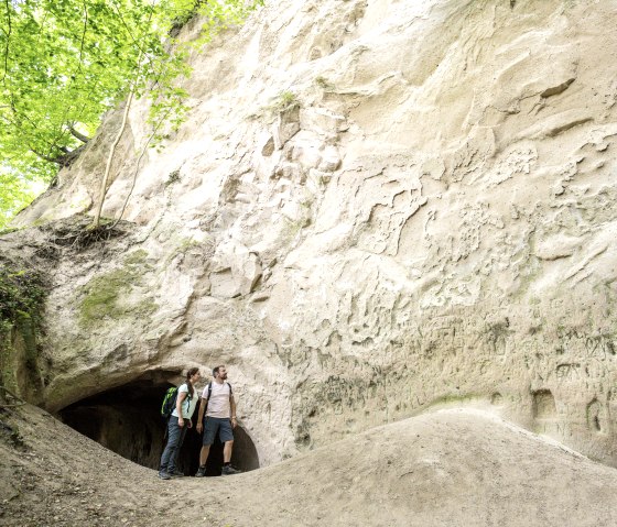 Beeindrucke Felsen an den Trasshöhlen, Traumpfad Höhlen- und Schluchtensteig, © Eifel Tourismus GmbH, Dominik Ketz