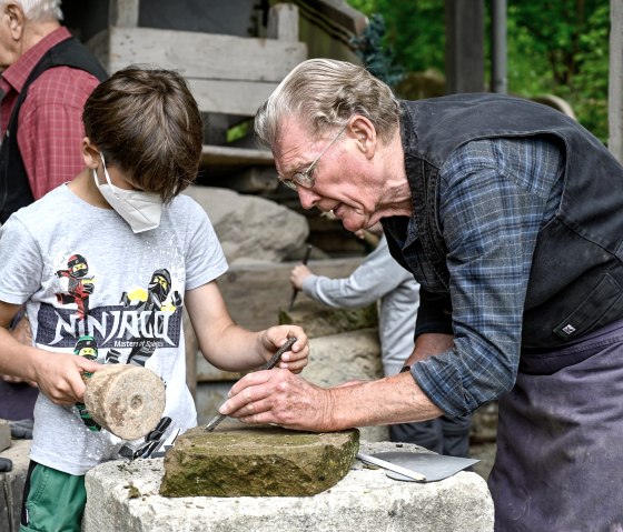 Kinder beim Hämmern, © J. Zimpel-Nonn/Vulkanregion Laacher See