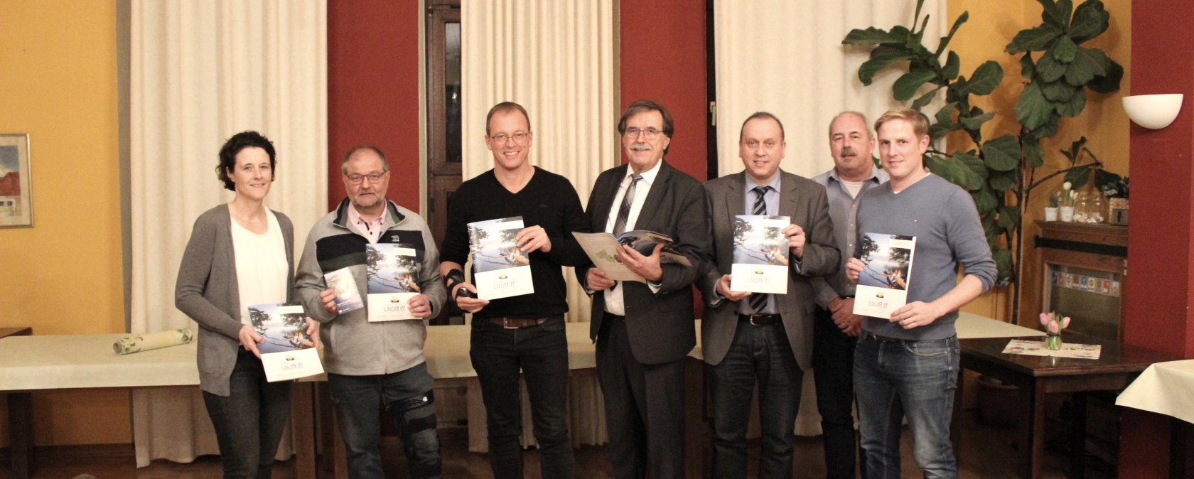 Verbandsversammlung Zweckverband Vulkanregion Laacher See 2020: v.l.n.r.: Heike Werf, Karl Gundert, Jörg Lempertz, Klaus Bell, Johannes Bell, Frank Neideck und Andreas Schmitt. Foto: Annika Chagas da Silva, © Vulkanregion Laacher See