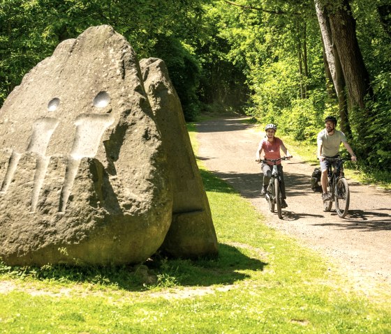 Kreative Pausenbank im Nettepark, © Eifel Tourismus GmbH/Dominik Ketz