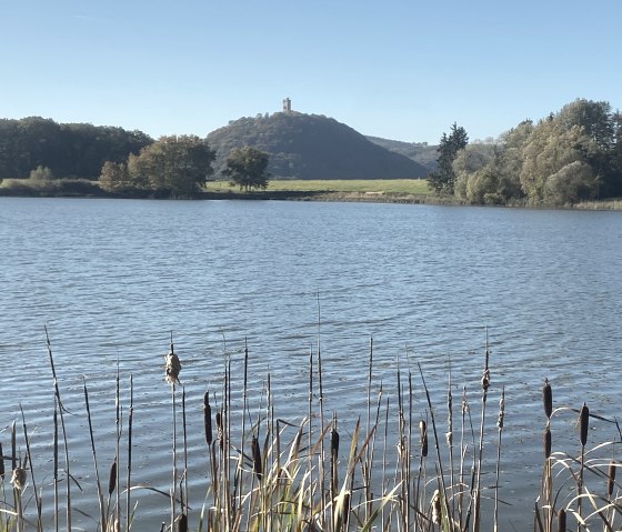 Rodder Maar mit Burg Olbrück, © Christof Bürger