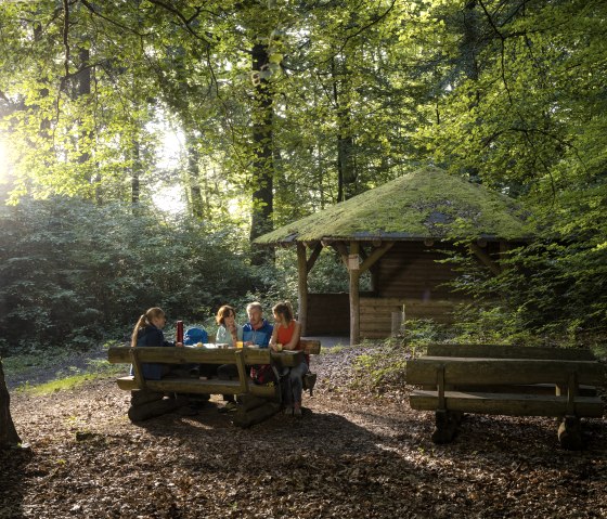 Vier Wanderer bei der Rast an der Mendiger Römerreich Moosdachhütte, © Kappest_REMET