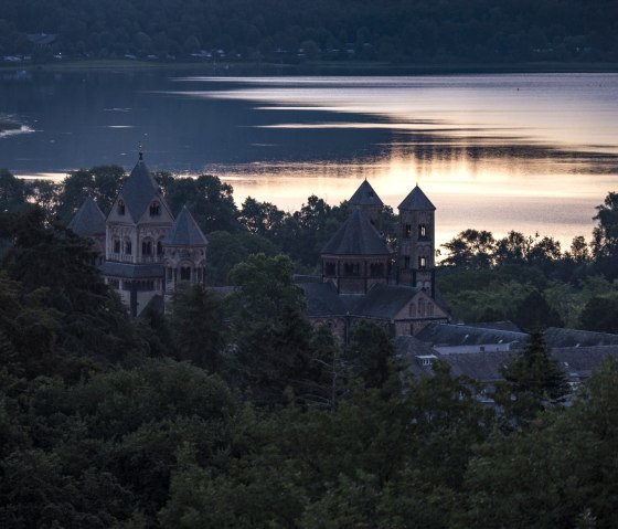 Kloster bei Sonnenaufgang, © Kappest/Vulkanregion Laacher See