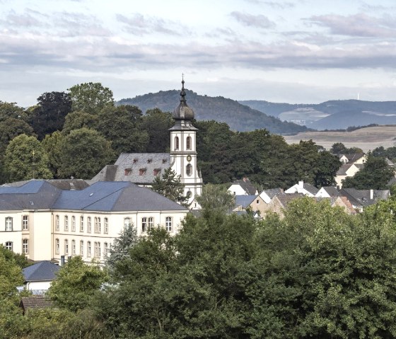 Vue sur Saffig avec l'église baroque, © Kappest/VG Pellenz