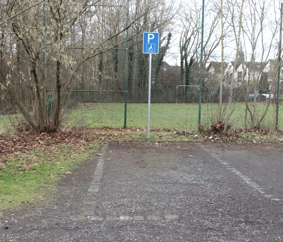 Behindertengerechter Parkplatz am Entenweiher, © VG Pellenz/Chagas da Silva