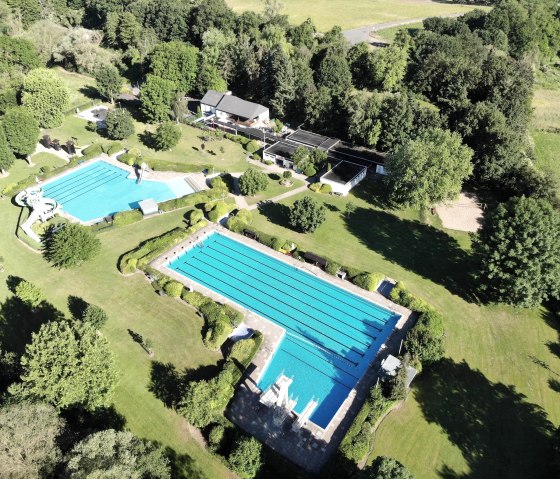 Vue aérienne de la piscine de Pellenz, © VG Pellenz/Auer