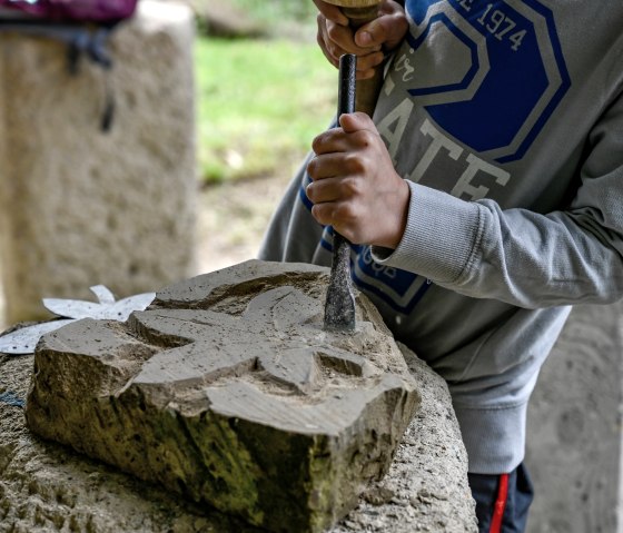 Kinder beim Hämmern, © J. Zimpel-Nonn