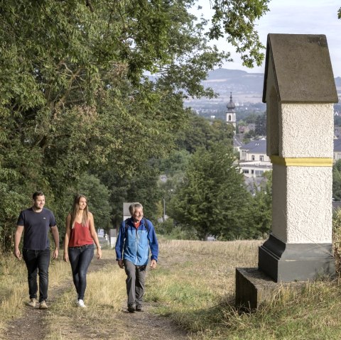 Kreuzberg mit Wanderer, © Kappest/VG Pellenz