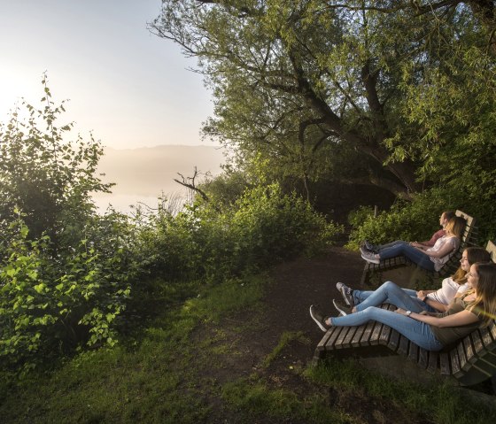 Droomligstoel bij de bootverhuur op het Laach meer, © Vulkanregion Laacher See/Kappest