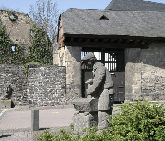 Steinhauerskulptur am Florinshof, © VG Mendig/Neideck