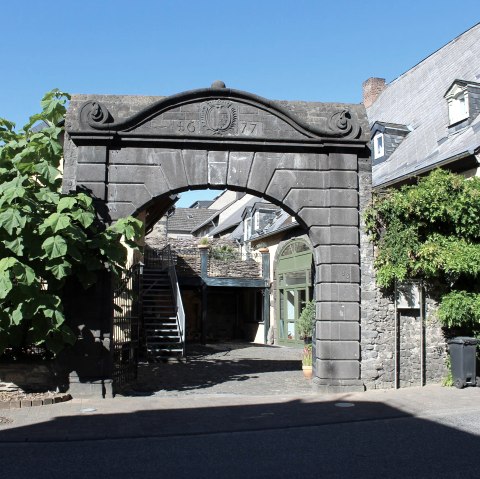 Burgtor Nickenich im Sommer, © VG Pellenz/Manea