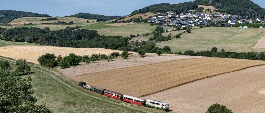 Der Vulkan-Expreß erschließt die Vulkanregion Laacher See - im Sommer sogar mit einem Cabriowagen. Kombinationen z.B. mit Burg Olbrück (Hintergrund) versprechen einen schönen Ausflug, © Albert Lehmann